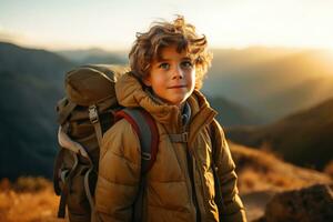 adorable peu garçon avec sac à dos randonnée dans montagnes à le coucher du soleil. Voyage et actif mode de vie concept ai généré photo