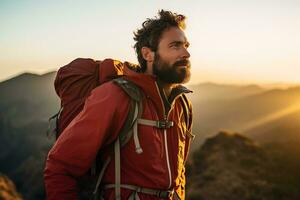 Beau Jeune homme avec sac à dos randonnée dans le montagnes à le coucher du soleil ai généré photo