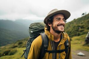 branché voyageur avec sac à dos séance sur Haut de une Montagne et à la recherche à le vallée. ai généré photo