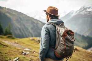 branché voyageur avec sac à dos séance sur Haut de une Montagne et à la recherche à le vallée. ai généré photo