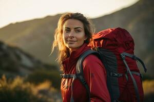 magnifique femme promeneur avec sac à dos randonnée dans le montagnes à le coucher du soleil ai généré photo