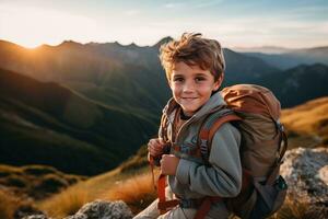 adorable peu garçon avec sac à dos randonnée dans montagnes à le coucher du soleil. Voyage et actif mode de vie concept ai généré photo