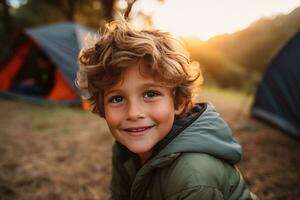 portrait de une mignonne garçon à la recherche à caméra tandis que près le sien tente dans la nature ai généré photo