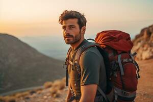 Beau Jeune homme avec sac à dos randonnée dans le montagnes à le coucher du soleil ai généré photo