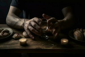 Masculin mains avec verre sur table à dernier religieux souper. produire ai photo