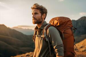Beau Jeune homme avec sac à dos randonnée dans le montagnes à le coucher du soleil ai généré photo