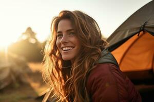 portrait de fille à la recherche à caméra tandis que près camping tente à le coucher du soleil ai généré photo