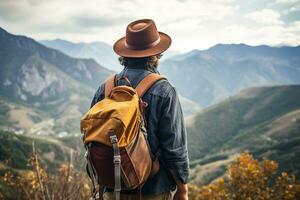 branché voyageur avec sac à dos séance sur Haut de une Montagne et à la recherche à le vallée. ai généré photo