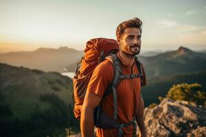 Beau Jeune homme avec sac à dos randonnée dans le montagnes à le coucher du soleil ai généré photo