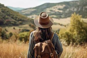 Jeune femme avec sac à dos randonnée dans le montagnes. Voyage et aventure concept. ai généré photo