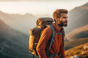 Beau Jeune homme avec sac à dos randonnée dans le montagnes à le coucher du soleil ai généré photo