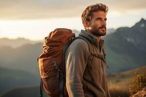 Beau Jeune homme avec sac à dos randonnée dans le montagnes à le coucher du soleil ai généré photo