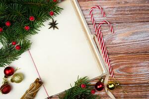 Noël décor et ancien recette livre sur une en bois Contexte. Noël et Nouveau année cuisson concept. flatlay composition. Haut voir. endroit pour votre texte. photo