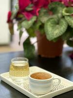 traditionnel turc café dans une café sur le Contexte de une cyclamen fleur photo