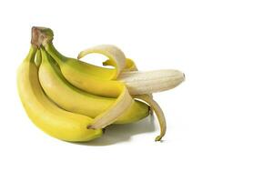 bananes isolé sur une blanc Contexte. bananes sont tropical des fruits avec doux, sucré pulpe, idéal pour en mangeant seul ou ajouter à smoothies et desserts. photo