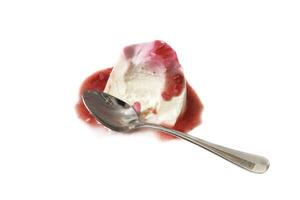 panna cotta avec fraise sauce, isolé sur une blanc Contexte. italien nourriture concept. photo