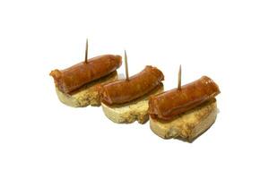 chistorra avec pain ,chistorra de le basque txistor, chorizo, est une type de saucisse de navarre origine fabriqué avec Frais haché porc. isolé dans une blanc Contexte. photo