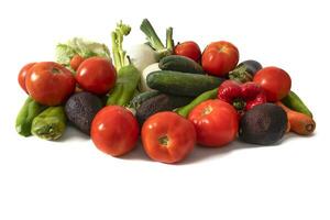 une encore la vie de des légumes isolé sur une blanc Contexte. tomates, poivrons, laitue, concombres, courgette, carottes, avocats, oignons, aubergines. photo