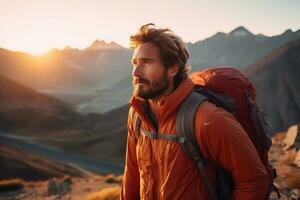 Beau Jeune homme avec sac à dos randonnée dans le montagnes à le coucher du soleil ai généré photo