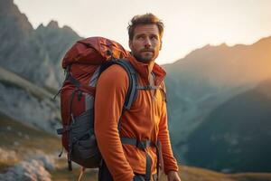 Beau Jeune homme avec sac à dos randonnée dans le montagnes à le coucher du soleil ai généré photo