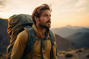 Beau Jeune homme avec sac à dos randonnée dans le montagnes à le coucher du soleil ai généré photo