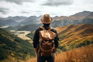 branché voyageur avec sac à dos séance sur Haut de une Montagne et à la recherche à le vallée. ai généré photo