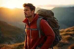 Beau Jeune homme avec sac à dos randonnée dans le montagnes à le coucher du soleil ai généré photo