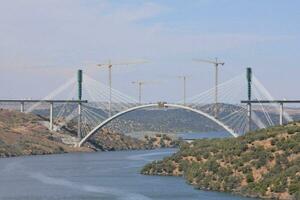 le pont est étant construit plus de une rivière photo