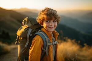 adorable peu garçon avec sac à dos randonnée dans montagnes à le coucher du soleil. Voyage et actif mode de vie concept ai généré photo