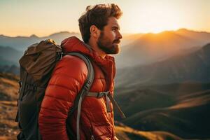 Beau Jeune homme avec sac à dos randonnée dans le montagnes à le coucher du soleil ai généré photo