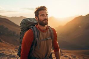 Beau Jeune homme avec sac à dos randonnée dans le montagnes à le coucher du soleil ai généré photo