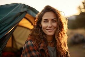 portrait de fille à la recherche à caméra tandis que près camping tente à le coucher du soleil ai généré photo