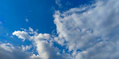 une bleu ciel avec des nuages et une bleu ciel, bleu ciel et blanc nuage clair été voir, une grand blanc nuage est dans le ciel, une bleu ciel avec des nuages et certains blanc des nuages photo