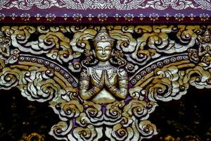 une or et violet mur décoration avec une Bouddha photo