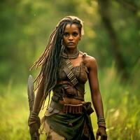 une femme avec tribal tenue, cuir Haut et jupe, orné avec plusieurs colliers et bracelets, en portant une lance et une bouclier dans une luxuriant vert forêt - ai génératif photo