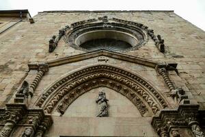 le entrée à une église avec une statue sur Haut photo