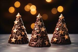 artistique Chocolat Noël des arbres avec briller décorations isolé sur une pente Contexte photo