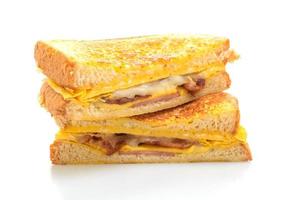 Pain doré jambon bacon fromage sandwich avec oeuf