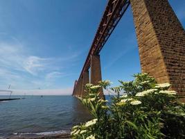 Pont du quatrième sur Firth of Forth à Édimbourg photo