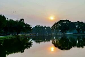 coucher de soleil sur le lac photo