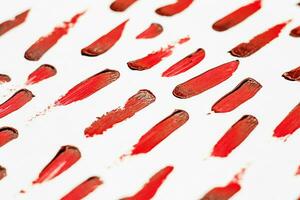 frottis de rouge cosmétique rouge à lèvres sur une lumière Contexte photo