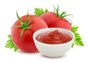 ketchup dans bol et Frais tomates isolé sur blanc photo