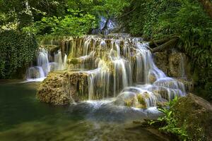 Cascade cascades. krushuna chutes dans Bulgarie près le village de krushuna, letnitsa. photo