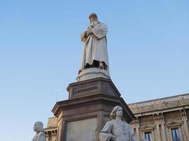 monument léonard de vinci à milan photo