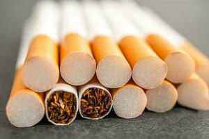 cigarette, tabac en rouleau de papier avec tube filtrant, concept non fumeur. photo