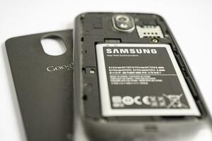 Bangkok, Thaïlande. mai 1 2023 technicien réparer et insérer batterie pour téléphone intelligent Samsung. photo