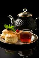 Britanique après midi thé ensemble avec noir thé pot isolé sur une blanc Contexte photo