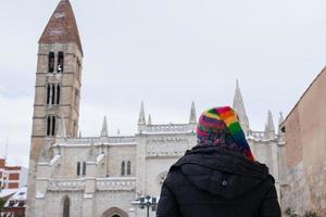 femme contemplant une église médiévale en hiver photo
