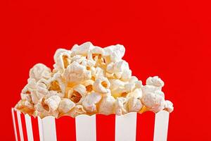 verre avec pop corn sur une rouge Contexte photo