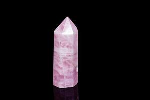 cristal de quartz rose minéral macro sur fond noir photo